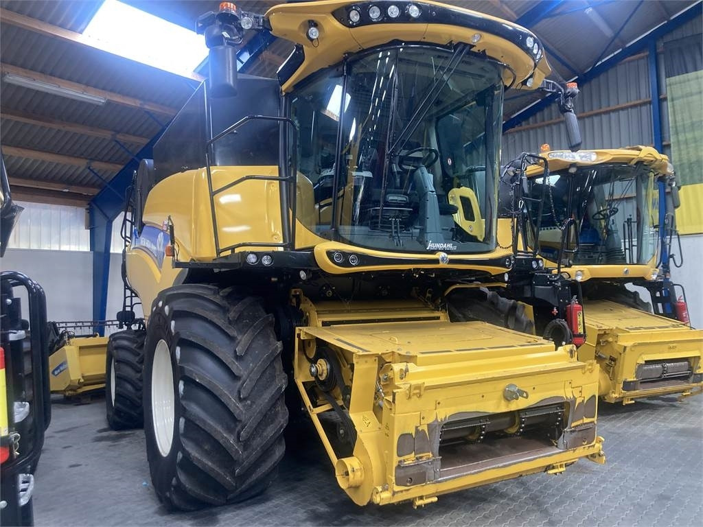 New Holland CR.9.90 SLH - Kombájn: 2 kép. New Holland CR.9.90 SLH - Kombájn: 2 kép.