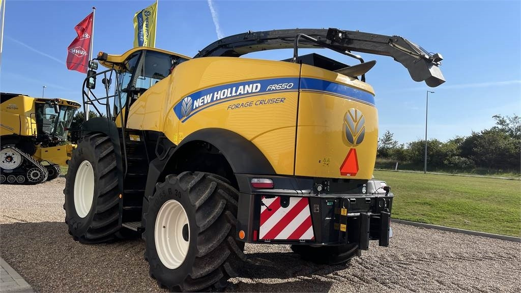 New Holland FR650 T4B - Önjáró szecskázógép: 4 kép. New Holland FR650 T4B - Önjáró szecskázógép: 4 kép.