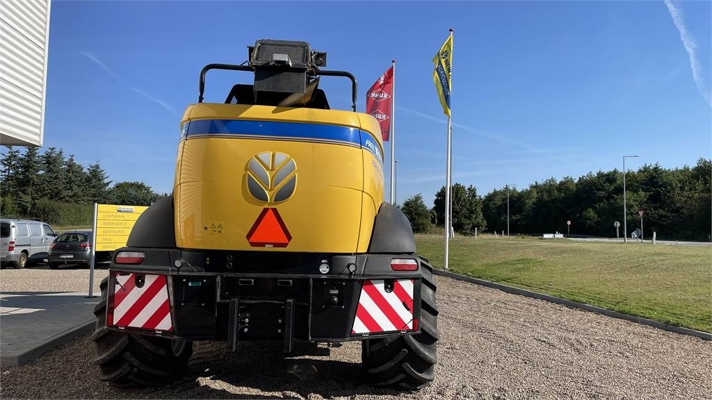 New Holland FR650 T4B - Önjáró szecskázógép: 3 kép. New Holland FR650 T4B - Önjáró szecskázógép: 3 kép.