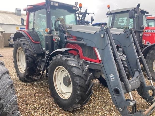 Valtra N123 MED FRONTLÆSSER - Traktor: 2 kép. Valtra N123 MED FRONTLÆSSER - Traktor: 2 kép.