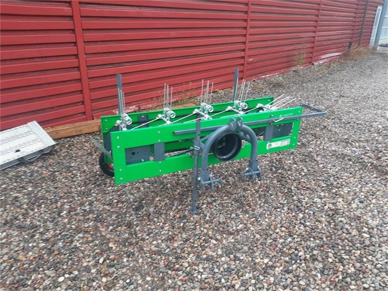 - - - HØ VENDER - Adapterek - Kommunális traktor: 2 kép. - - - HØ VENDER - Adapterek - Kommunális traktor: 2 kép.