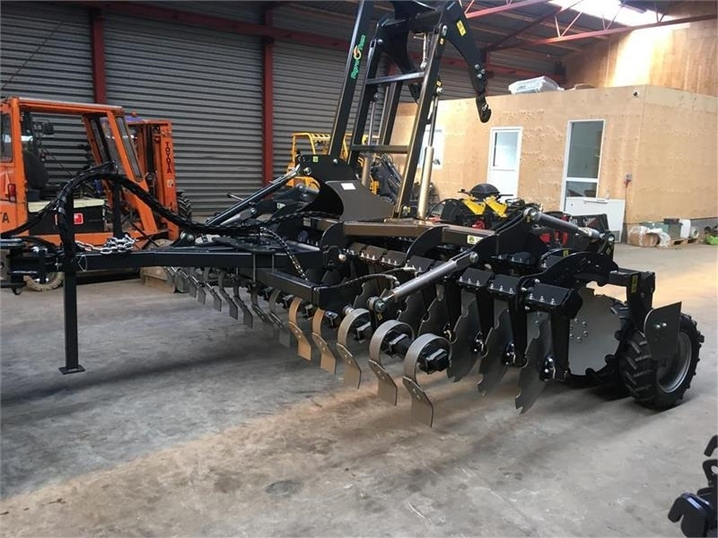 Agro - TOM 4 m. bugseret med slæbeplanke - Tárcsás borona: 2 kép. Agro - TOM 4 m. bugseret med slæbeplanke - Tárcsás borona: 2 kép.