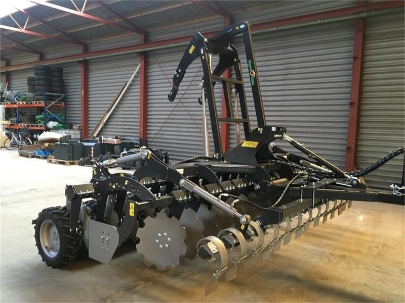 Agro - TOM 4 m. bugseret med slæbeplanke - Tárcsás borona: 1 kép. Agro - TOM 4 m. bugseret med slæbeplanke - Tárcsás borona: 1 kép.