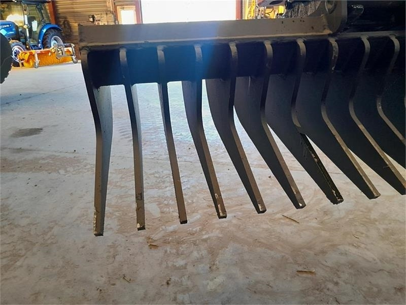 - - - CP METAL RIVE - Szénaforgató: 3 kép. - - - CP METAL RIVE - Szénaforgató: 3 kép.