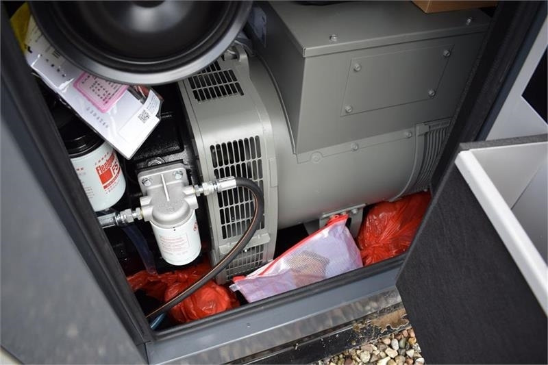 Áramfejlesztő Cummins 88 KvA: 8 kép.