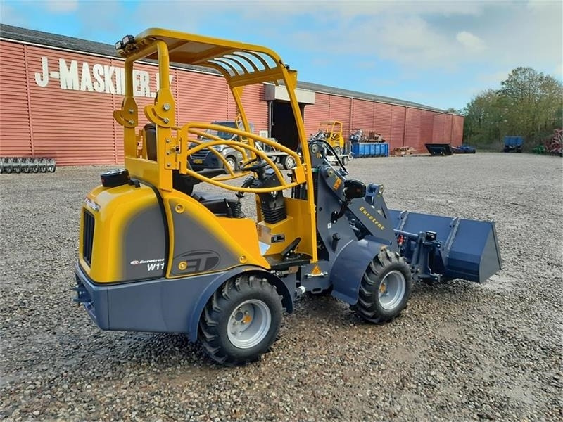 Eurotrac W11 Mellem arm - Derékcsuklós rakodó: 5 kép. Eurotrac W11 Mellem arm - Derékcsuklós rakodó: 5 kép.