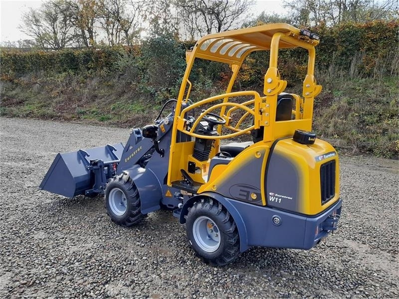 Eurotrac W11 Mellem arm - Derékcsuklós rakodó: 2 kép. Eurotrac W11 Mellem arm - Derékcsuklós rakodó: 2 kép.