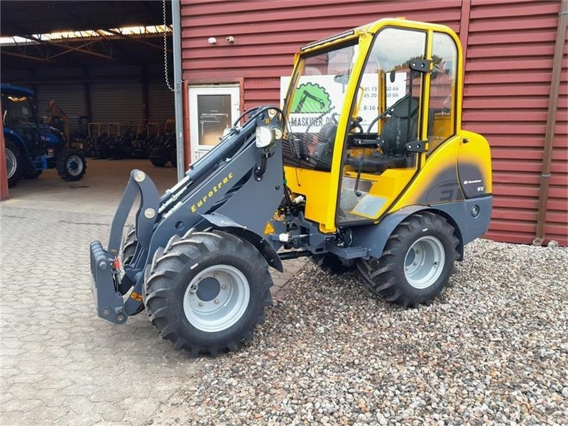 Eurotrac W12S med førerhus, skovl og gafler - Gumikerekes homlokrakodó: 2 kép. Eurotrac W12S med førerhus, skovl og gafler - Gumikerekes homlokrakodó: 2 kép.