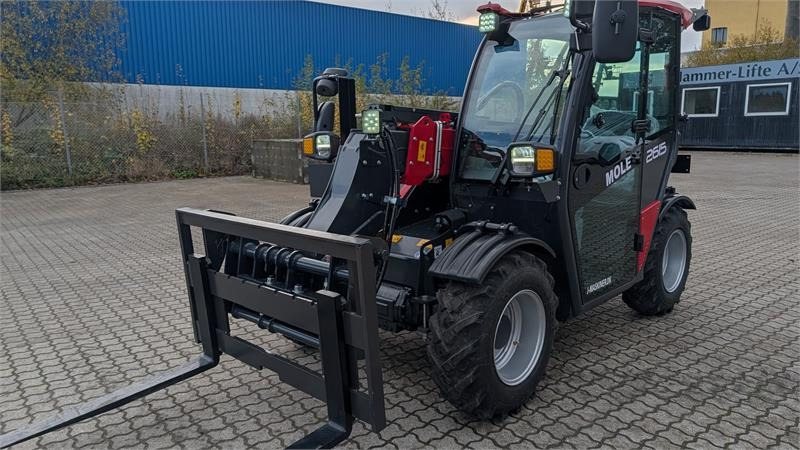 Mole 2615 - Teleszkópos rakodó: 2 kép. Mole 2615 - Teleszkópos rakodó: 2 kép.