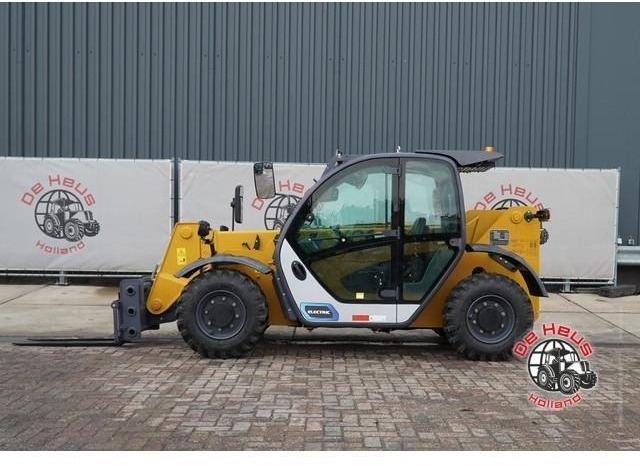 - - - XCMG XC6-2506E - Teleszkópos rakodó: 2 kép. - - - XCMG XC6-2506E - Teleszkópos rakodó: 2 kép.