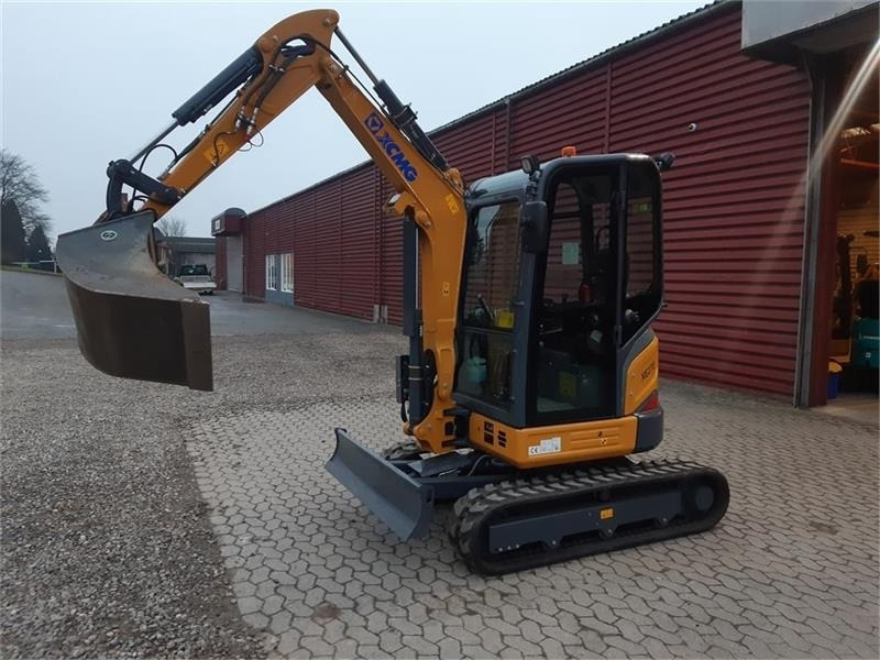 XCMG xe27e - Minikotró: 2 kép. XCMG xe27e - Minikotró: 2 kép.