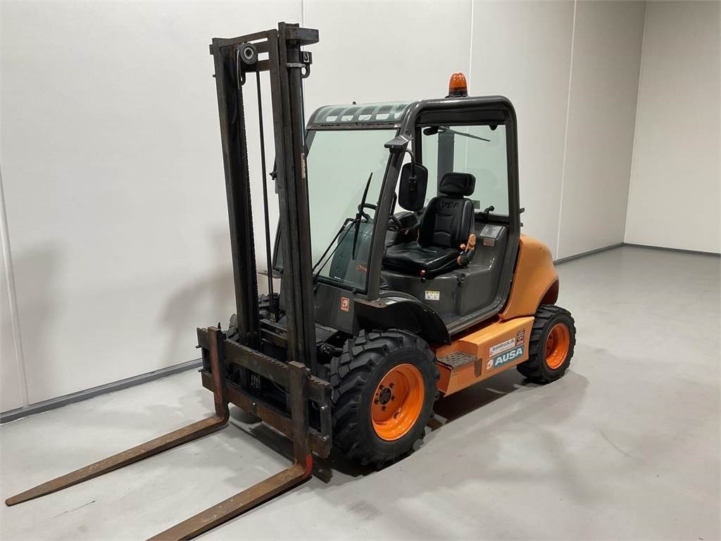 Ausa C150H X4 - Terepjáró képességű targoncá: 4 kép. Ausa C150H X4 - Terepjáró képességű targoncá: 4 kép.