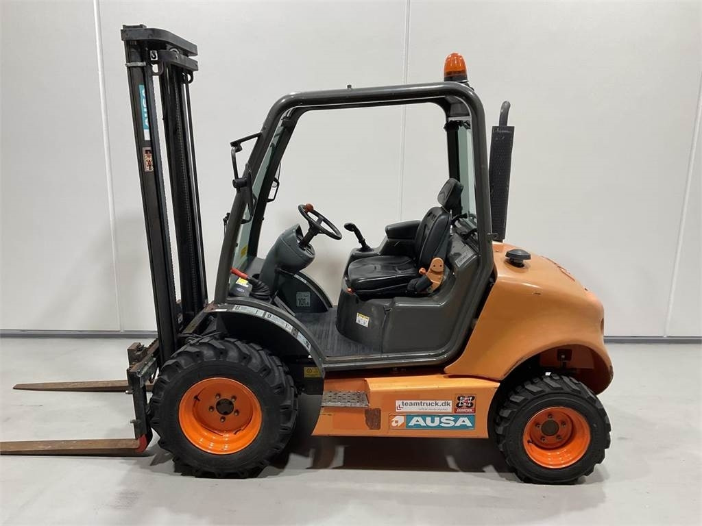 Ausa C150H X4 - Terepjáró képességű targoncá: 3 kép. Ausa C150H X4 - Terepjáró képességű targoncá: 3 kép.