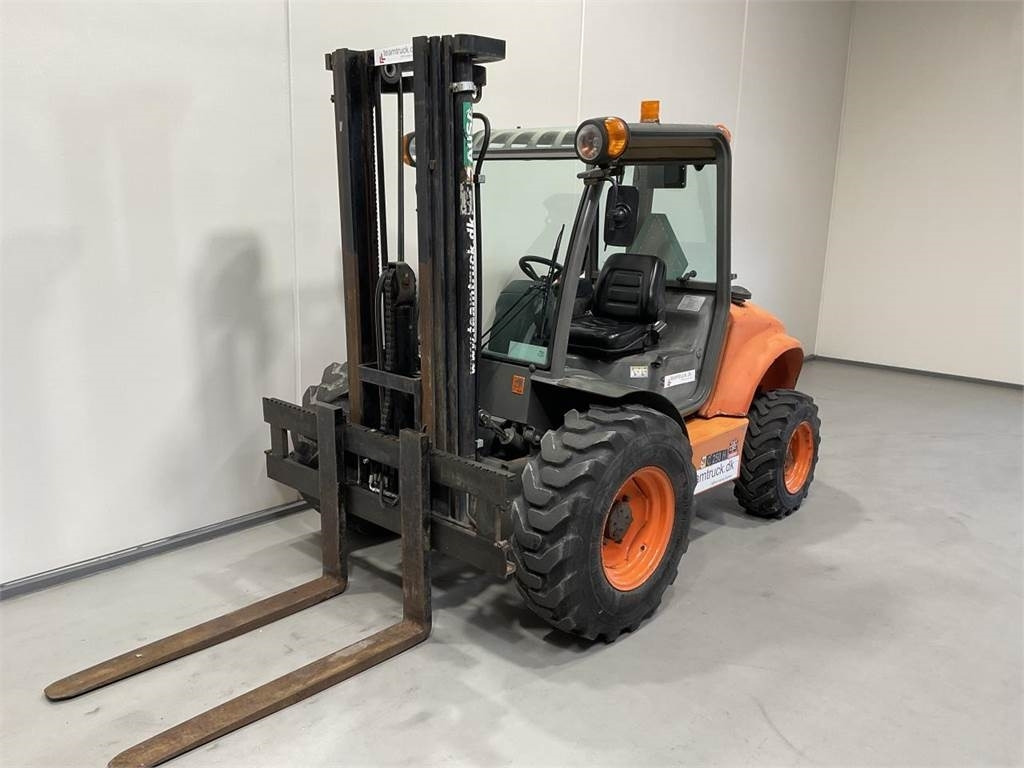Ausa C250HX4 - Terepjáró képességű targoncá: 4 kép. Ausa C250HX4 - Terepjáró képességű targoncá: 4 kép.