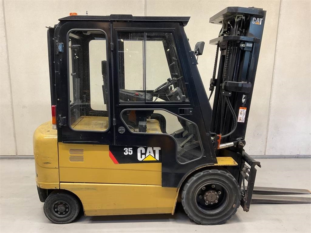 CAT EP15KRT - Elektromos targonca: 1 kép. CAT EP15KRT - Elektromos targonca: 1 kép.