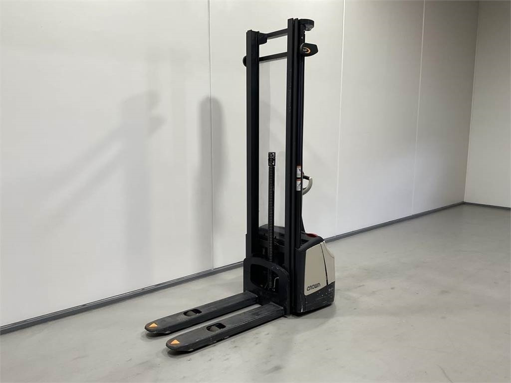 Crown WF3000-1,2 TF - Emelőtargoncá: 4 kép. Crown WF3000-1,2 TF - Emelőtargoncá: 4 kép.