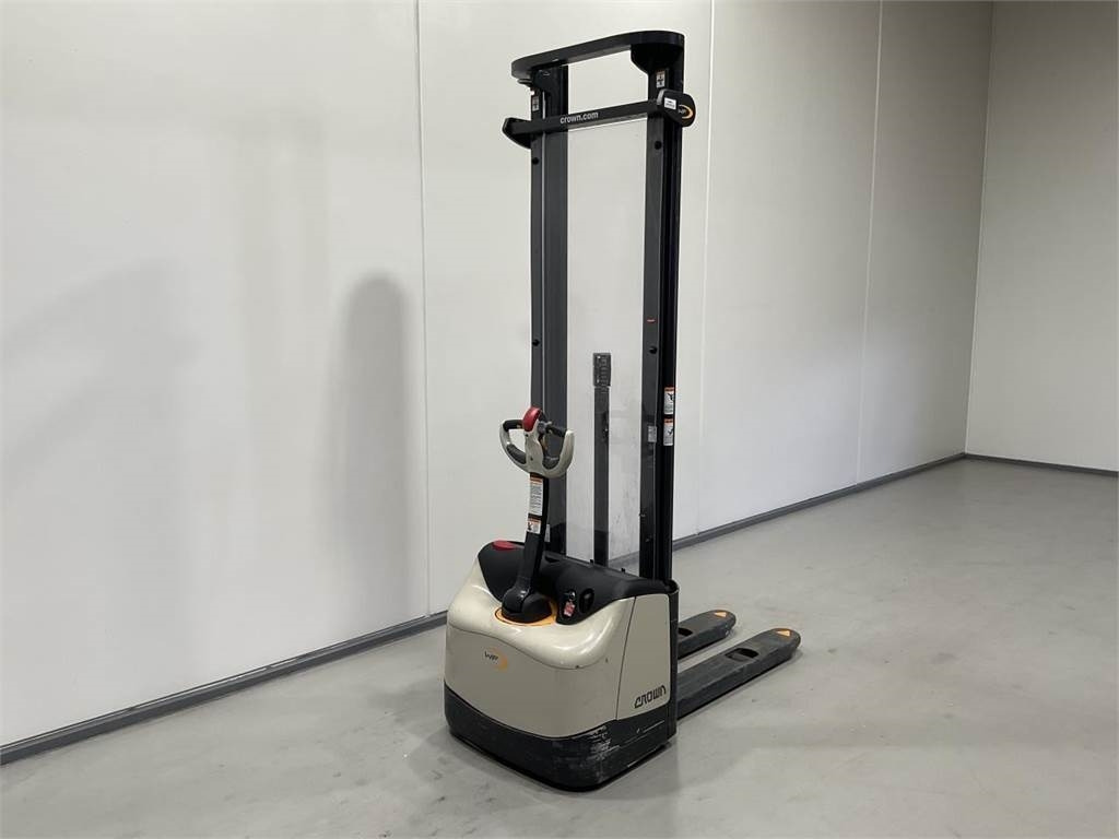 Crown WF3000-1,2 TF - Emelőtargoncá: 2 kép. Crown WF3000-1,2 TF - Emelőtargoncá: 2 kép.