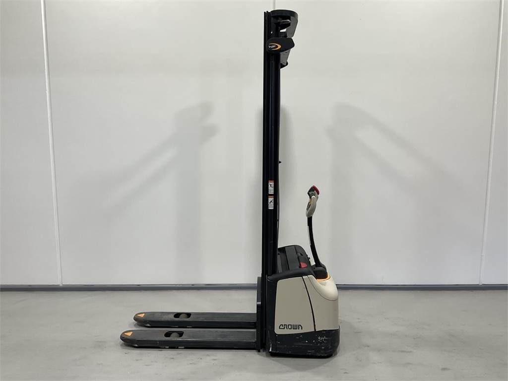 Crown WF3000-1,2 TF - Emelőtargoncá: 3 kép. Crown WF3000-1,2 TF - Emelőtargoncá: 3 kép.