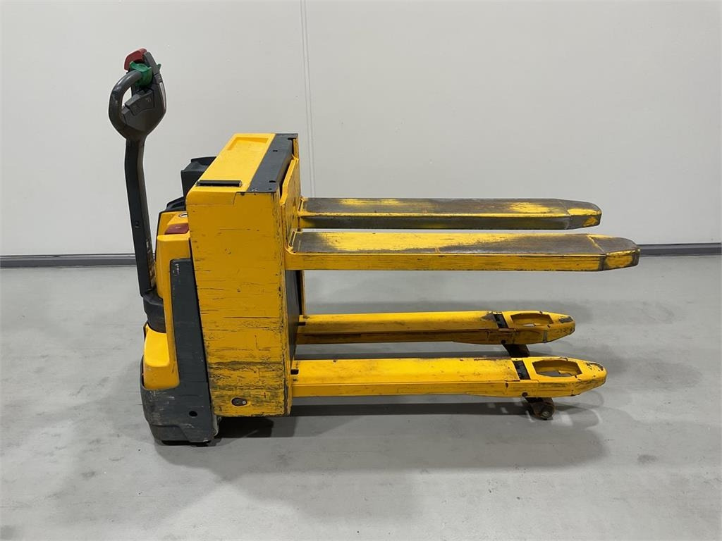 Jungheinrich EJE C20 - Kézi raklapemelő: 1 kép. Jungheinrich EJE C20 - Kézi raklapemelő: 1 kép.