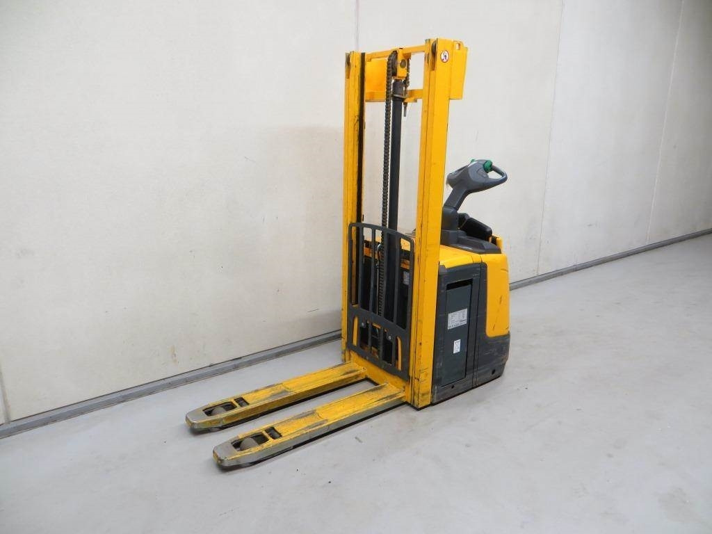 Jungheinrich ERC 212Z - Emelőtargoncá: 3 kép. Jungheinrich ERC 212Z - Emelőtargoncá: 3 kép.