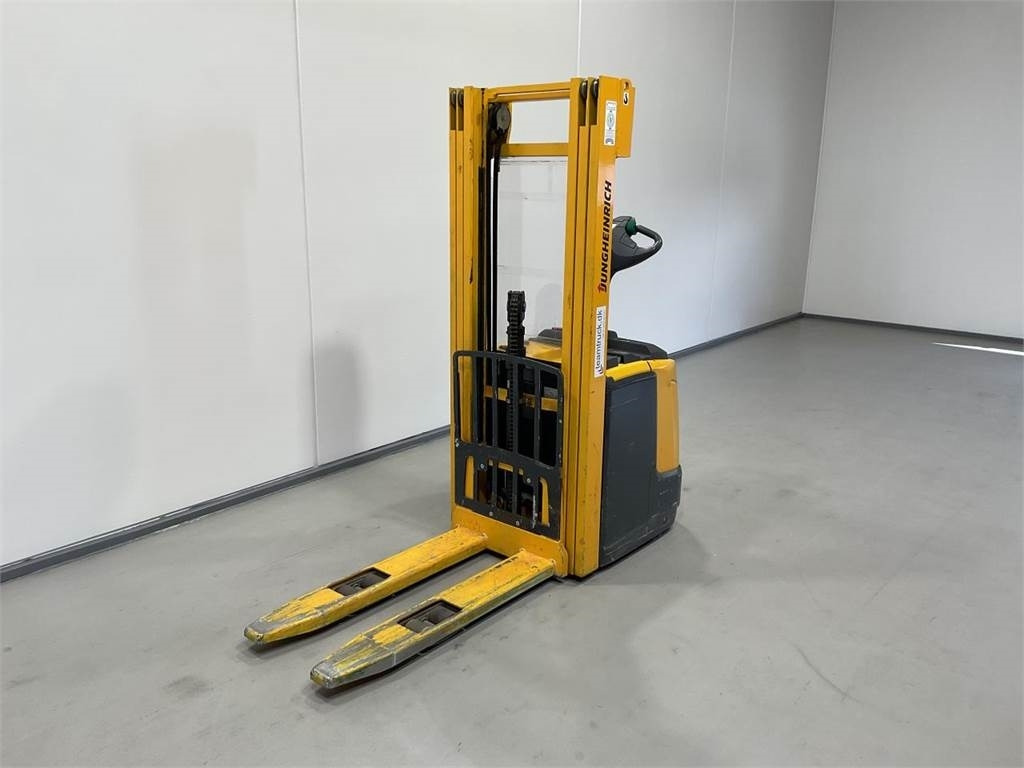 Jungheinrich ERC 214 - Emelőtargoncá: 4 kép. Jungheinrich ERC 214 - Emelőtargoncá: 4 kép.