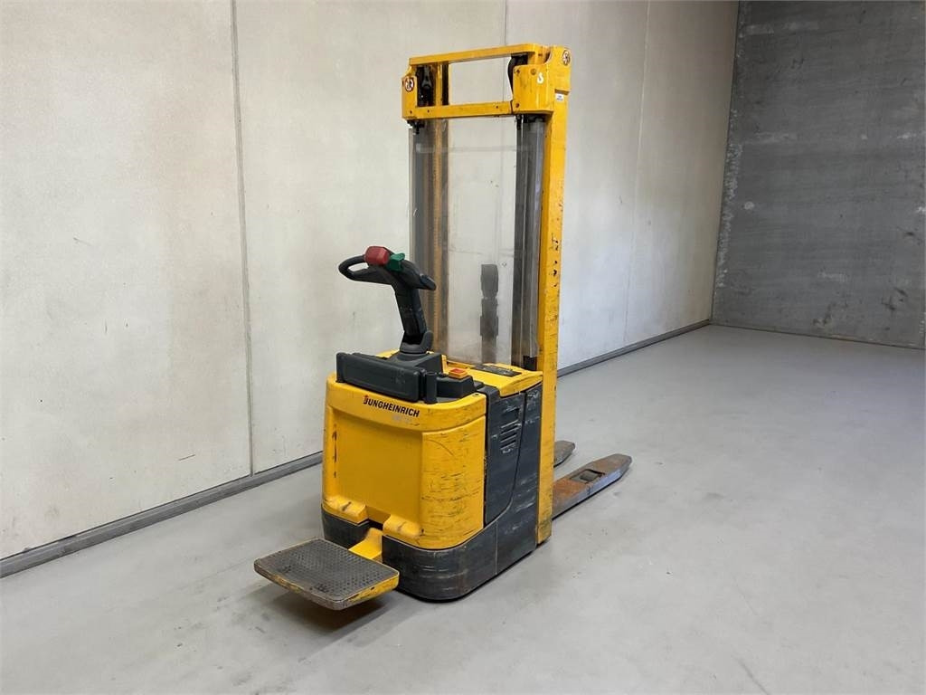 Jungheinrich ERC 214 - Emelőtargoncá: 2 kép. Jungheinrich ERC 214 - Emelőtargoncá: 2 kép.