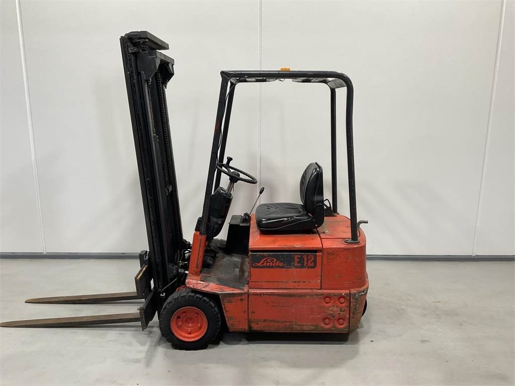 Linde E12 - Elektromos targonca: 3 kép. Linde E12 - Elektromos targonca: 3 kép.