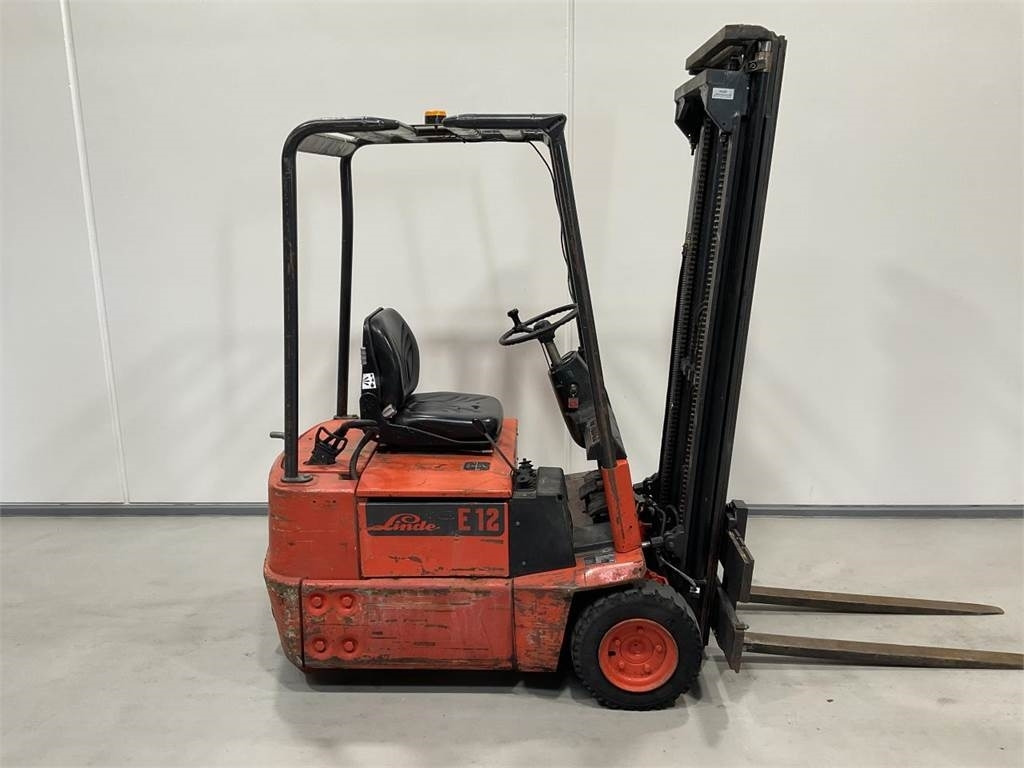 Linde E12 - Elektromos targonca: 1 kép. Linde E12 - Elektromos targonca: 1 kép.