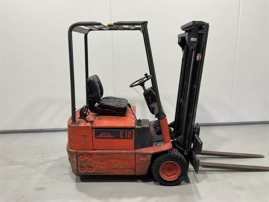 Linde E12 - Elektromos targonca: 1 kép. Linde E12 - Elektromos targonca: 1 kép.