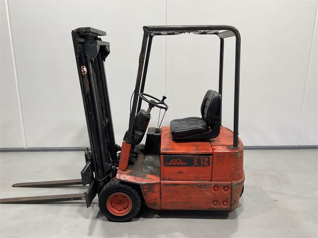 Linde E12 - Elektromos targonca: 3 kép. Linde E12 - Elektromos targonca: 3 kép.