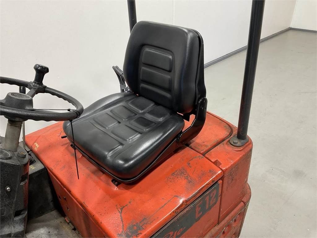 Linde E12 - Elektromos targonca: 5 kép. Linde E12 - Elektromos targonca: 5 kép.