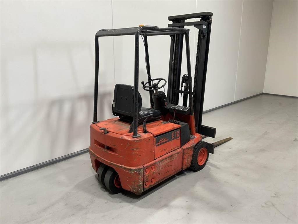 Linde E12 - Elektromos targonca: 2 kép. Linde E12 - Elektromos targonca: 2 kép.