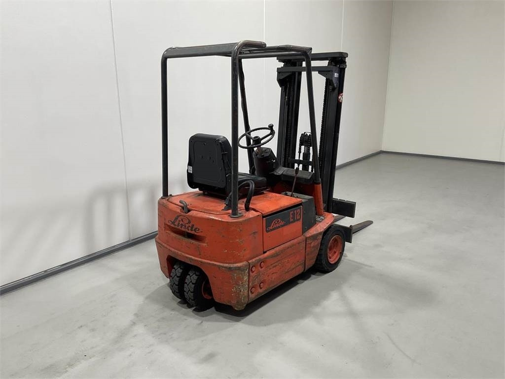 Linde E12 - Elektromos targonca: 2 kép. Linde E12 - Elektromos targonca: 2 kép.