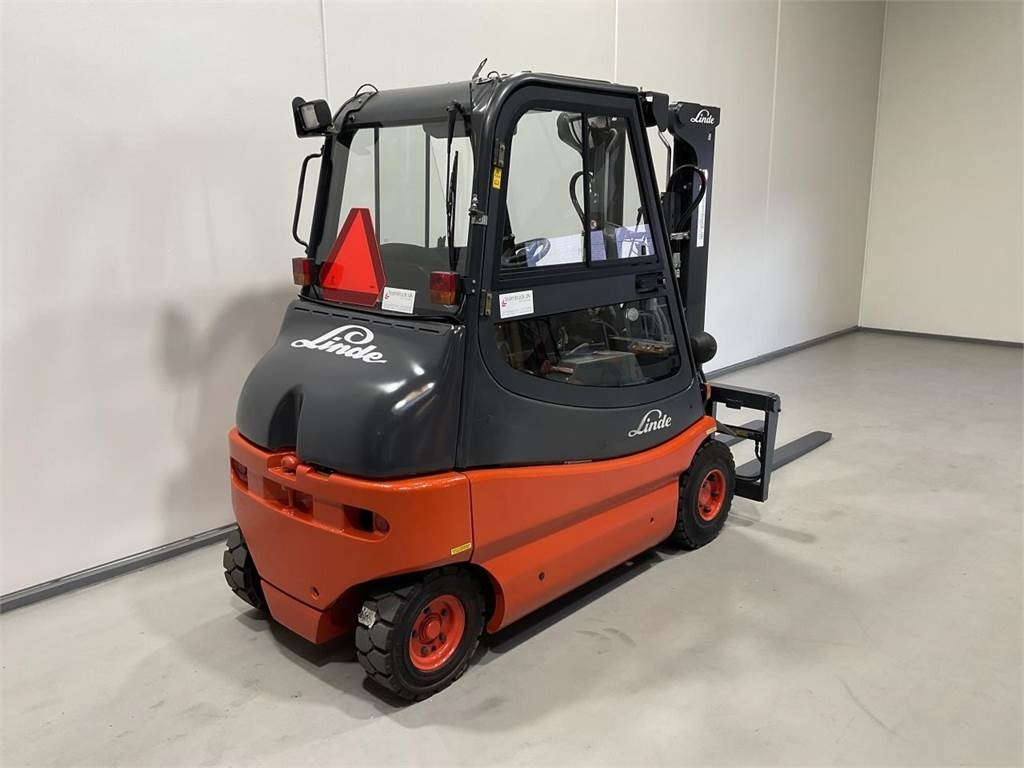 Linde E25P - 02 - Elektromos targonca: 2 kép. Linde E25P - 02 - Elektromos targonca: 2 kép.