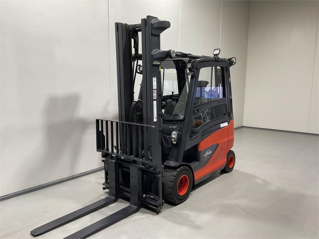 Linde E30/600-02 - Elektromos targonca: 4 kép. Linde E30/600-02 - Elektromos targonca: 4 kép.
