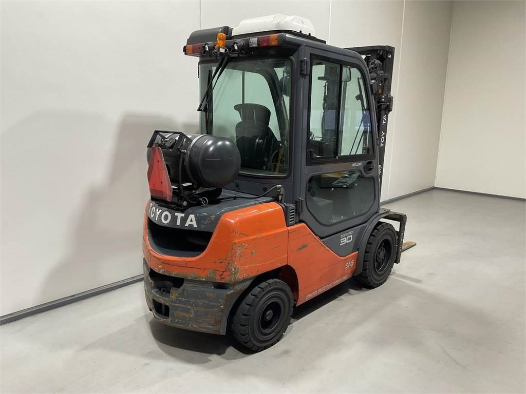 Toyota 02-8FGF30  - Gázüzemű targonca: 2 kép. Toyota 02-8FGF30  - Gázüzemű targonca: 2 kép.