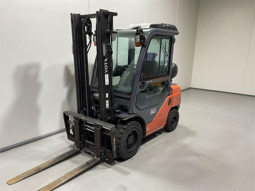 Toyota 02-8FGF30  - Gázüzemű targonca: 4 kép. Toyota 02-8FGF30  - Gázüzemű targonca: 4 kép.