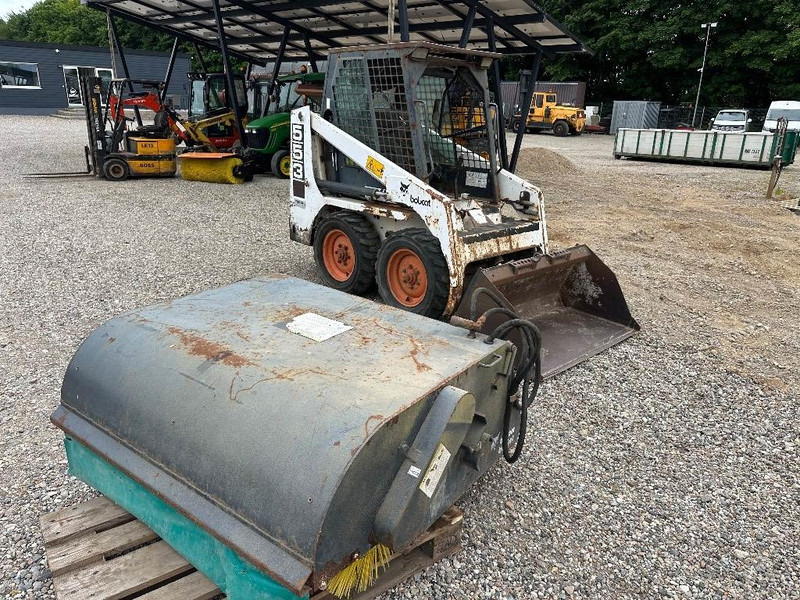 Bobcat 553 - Mini homlokrakodó: 2 kép. Bobcat 553 - Mini homlokrakodó: 2 kép.