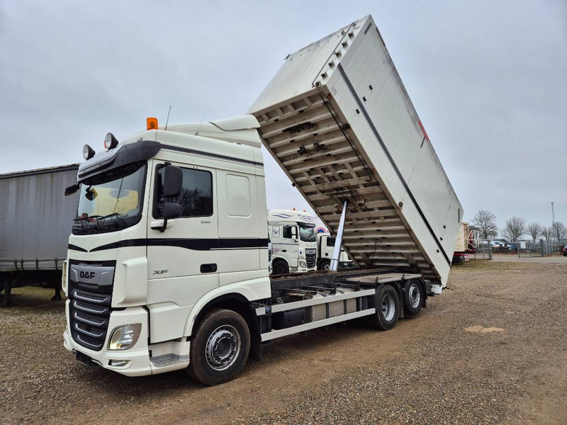 DAF XF 530 6x2 //Volume tipper// - Billenőplatós teherautó: 1 kép. DAF XF 530 6x2 //Volume tipper// - Billenőplatós teherautó: 1 kép.
