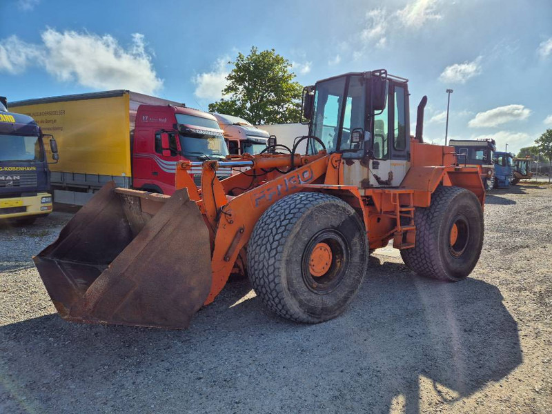 Hitachi FR 130 - Gumikerekes homlokrakodó: 2 kép. Hitachi FR 130 - Gumikerekes homlokrakodó: 2 kép.