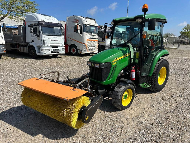 John Deere 3720 M/ Hydraulisk kost - Kistraktor: 1 kép. John Deere 3720 M/ Hydraulisk kost - Kistraktor: 1 kép.