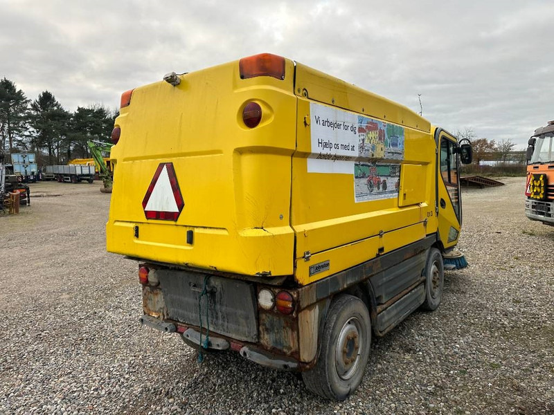 Johnston CN400 - Utcaseprő gép: 5 kép. Johnston CN400 - Utcaseprő gép: 5 kép.