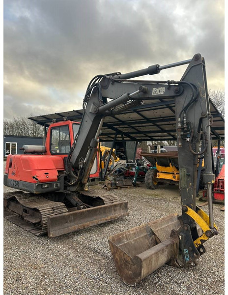 Komatsu PC 75 - Minikotró: 2 kép. Komatsu PC 75 - Minikotró: 2 kép.