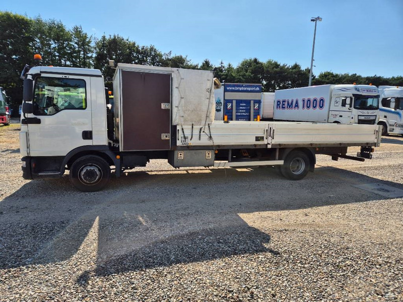 MAN TGL 12.250 4x2 - Platós teherautó: 2 kép. MAN TGL 12.250 4x2 - Platós teherautó: 2 kép.