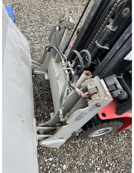 NP A18 truck with shovel and forks - Elektromos targonca: 5 kép. NP A18 truck with shovel and forks - Elektromos targonca: 5 kép.