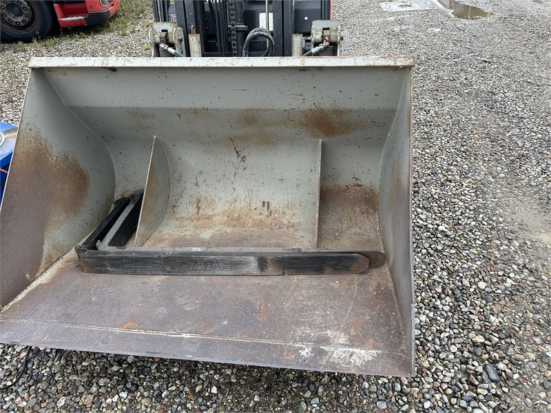 NP A18 truck with shovel and forks - Elektromos targonca: 3 kép. NP A18 truck with shovel and forks - Elektromos targonca: 3 kép.