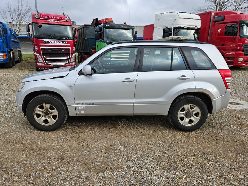 Suzuki Grand Vitara 2,0 GLX aut. Van 5d - Dobozos kisteherautó: 2 kép. Suzuki Grand Vitara 2,0 GLX aut. Van 5d - Dobozos kisteherautó: 2 kép.