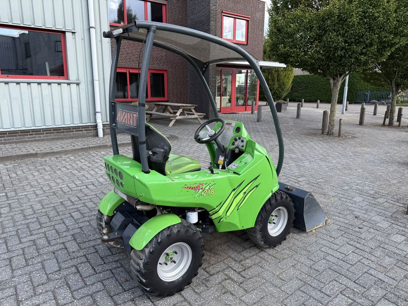 Avant 218 met Grondbak - Gumikerekes homlokrakodó: 3 kép. Avant 218 met Grondbak - Gumikerekes homlokrakodó: 3 kép.