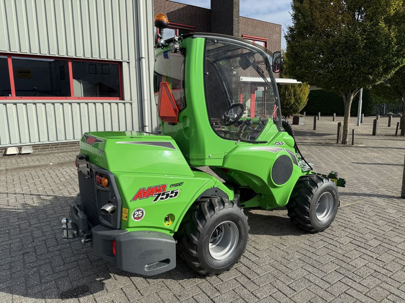 Avant 755i TDS - Gumikerekes homlokrakodó: 3 kép. Avant 755i TDS - Gumikerekes homlokrakodó: 3 kép.