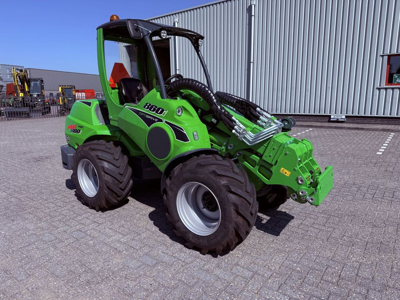 Avant 860i TDL + 1900kg 3.5 mtr 30km/h - Gumikerekes homlokrakodó: 3 kép. Avant 860i TDL + 1900kg 3.5 mtr 30km/h - Gumikerekes homlokrakodó: 3 kép.